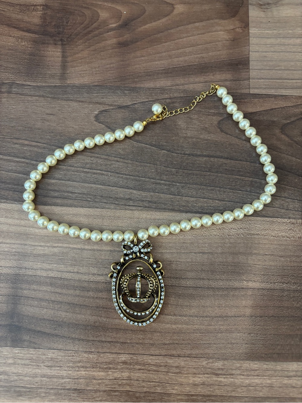 Y2K McBling Crown Pendant Pearl Necklace Gold Tone Crystal Royal Core Vintage